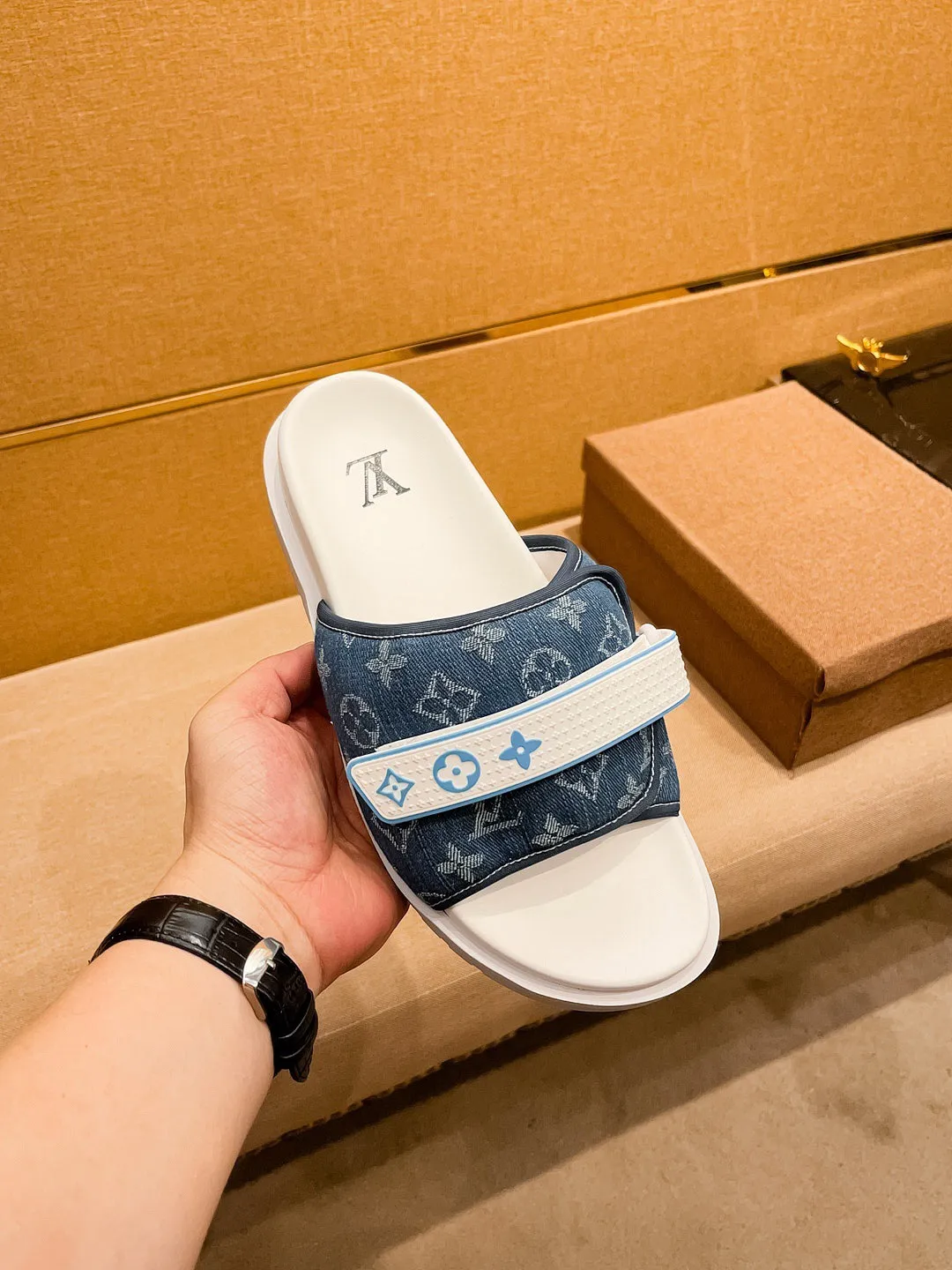 Men's men's shoes 💰 320💰 New model on the market 🔥[LV🔥 Louis Vuitton slippers] High-end 1:1 mold customization, original upgraded version of the outsole, lighter and non-slip. The top quality in the market, fashion focuses on trends, versatile and popular, simple yet tasteful, a must-have for fashionistas, exuding a fashionable and casual atmosphere, fashion is at your feet, full of confidence, the same style at the counter👍The season of spring and summer slippers is here, they are super beautiful to wear, 38-44 3⃣️colors available🔥